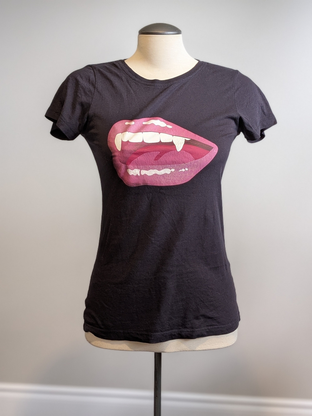 Black Navy Graphic Vampire Lip Tee T-Shirt Halloweencore Spooky Autumn